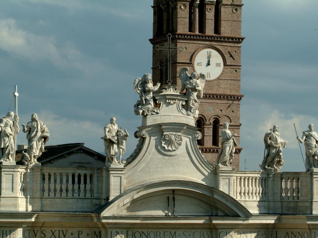 Domus Sessoriana Bed & Breakfast Rome Bagian luar foto