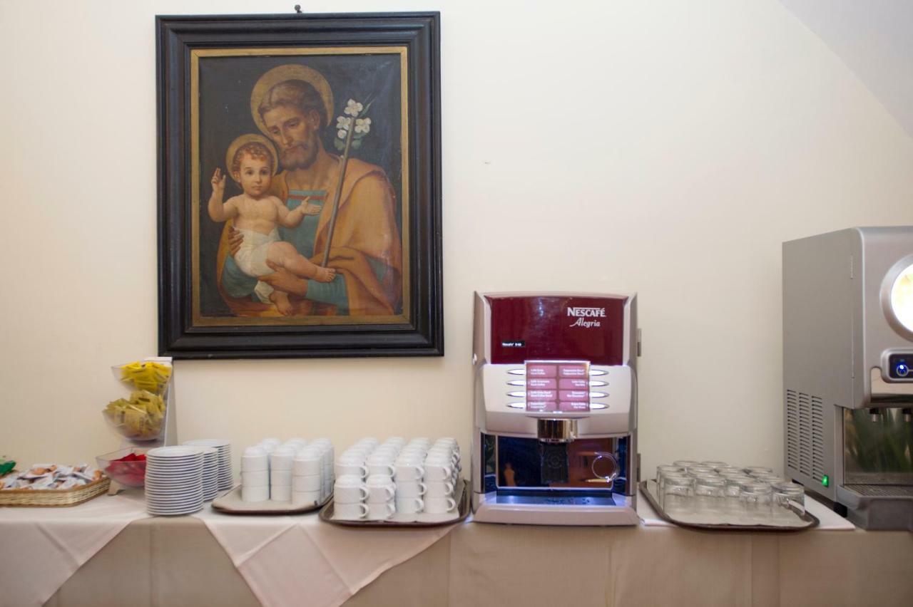 Domus Sessoriana Bed & Breakfast Rome Bagian luar foto