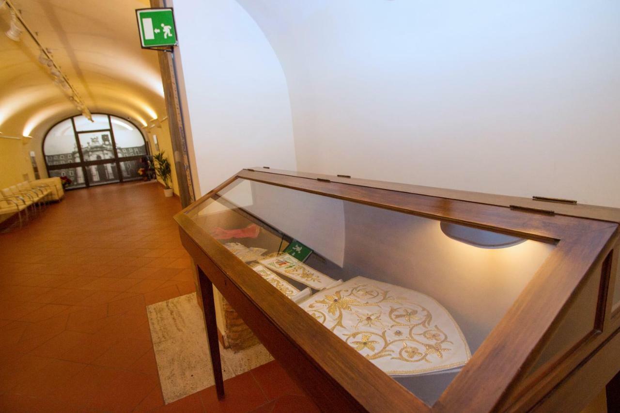 Domus Sessoriana Bed & Breakfast Rome Bagian luar foto